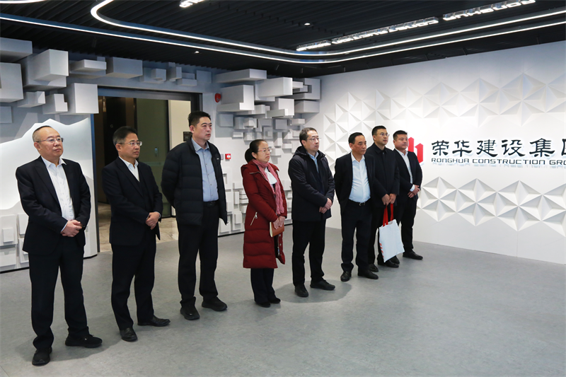 青島市住建局副局長丁樹更一行蒞臨集團(tuán)公司走訪調(diào)研并送來感謝信