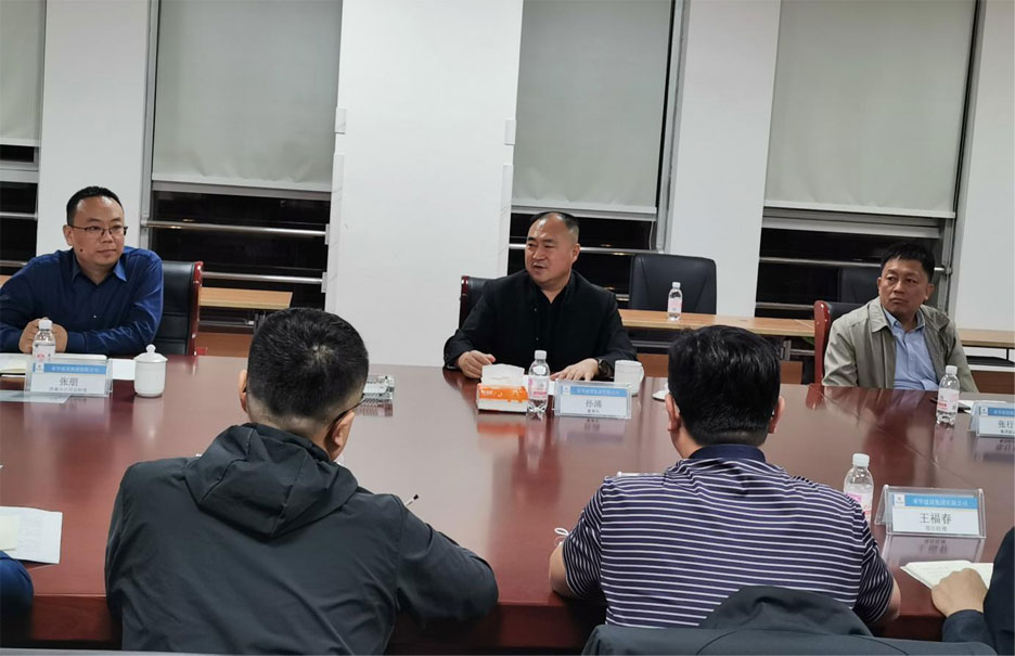 孫涌董事長蒞臨濟南分公司視察指導(dǎo)工作10月13日，集團公司董事長孫涌蒞臨濟南分公司視察指導(dǎo)工作，副總裁兼總工程師張行良陪同視察。 13日下午，孫涌董事長來到濟南分公司駐地，與濟南分公司總經(jīng)理張朋、項目(圖1)