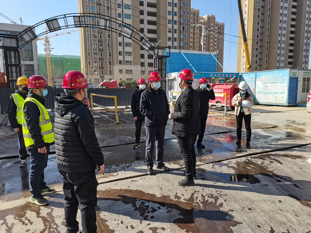 煙臺芝罘區(qū)住建局領(lǐng)導蒞臨集團施工的龍湖春江天璽小區(qū)項目指導疫情防控工作(圖1)
