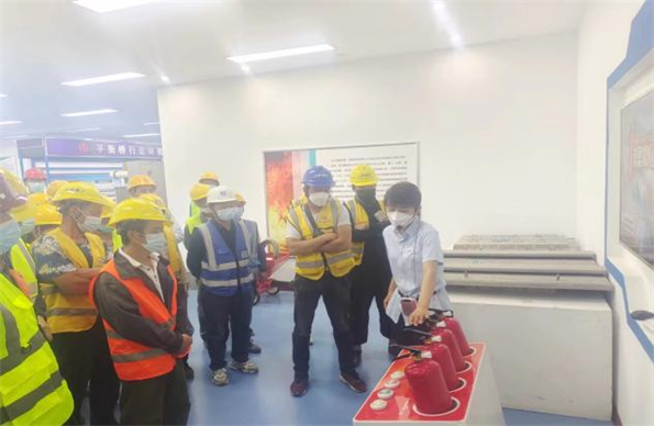 青島自貿片區(qū)?中德生態(tài)園建筑工人全員體驗式安全教育培訓在榮華（青島）建科“省級建筑施工安全和裝配式施工體驗式教育基地”體驗館內正式啟動(圖7)