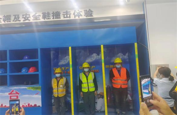 青島自貿片區(qū)?中德生態(tài)園建筑工人全員體驗式安全教育培訓在榮華（青島）建科“省級建筑施工安全和裝配式施工體驗式教育基地”體驗館內正式啟動(圖8)