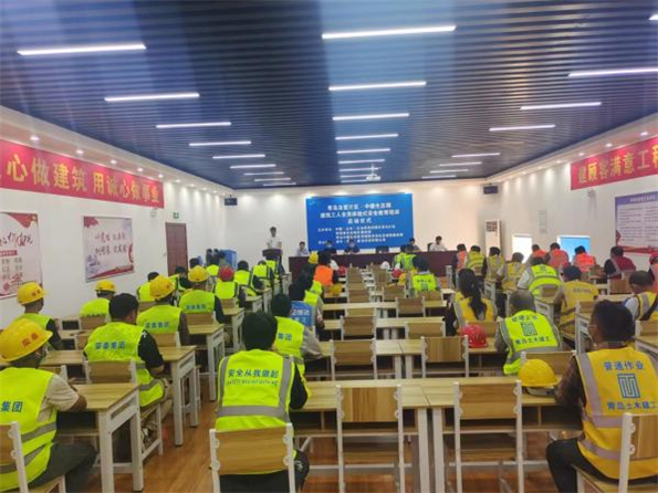 青島自貿片區(qū)?中德生態(tài)園建筑工人全員體驗式安全教育培訓在榮華（青島）建科“省級建筑施工安全和裝配式施工體驗式教育基地”體驗館內正式啟動(圖2)