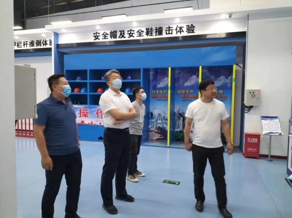 青島自貿片區(qū)?中德生態(tài)園建筑工人全員體驗式安全教育培訓在榮華（青島）建科“省級建筑施工安全和裝配式施工體驗式教育基地”體驗館內正式啟動(圖4)