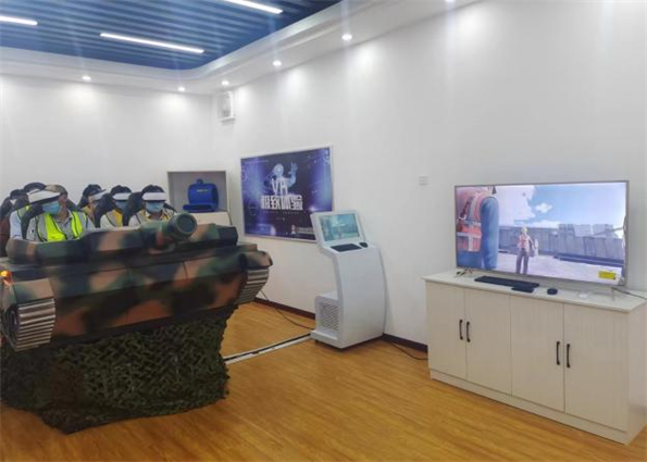 青島自貿片區(qū)?中德生態(tài)園建筑工人全員體驗式安全教育培訓在榮華（青島）建科“省級建筑施工安全和裝配式施工體驗式教育基地”體驗館內正式啟動(圖5)