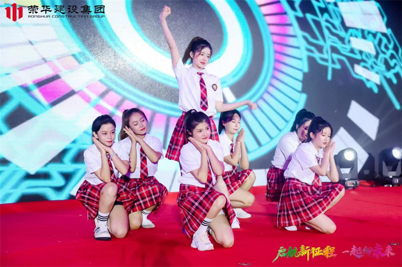 集團(tuán)公司舉辦2022年迎新會(huì)暨萊西體育中心健康驛站方艙項(xiàng)目建設(shè)表彰大會(huì)(圖17)